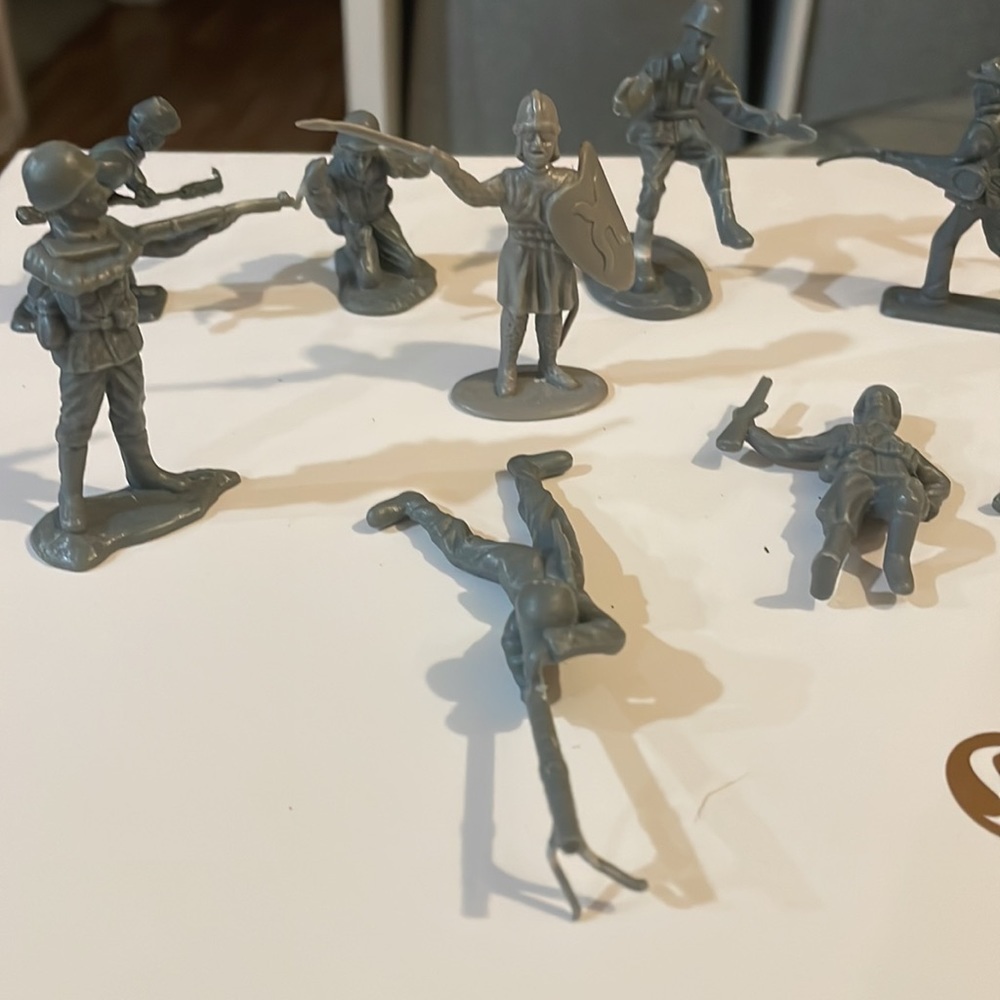 Plastic army - Picture 2 of 5